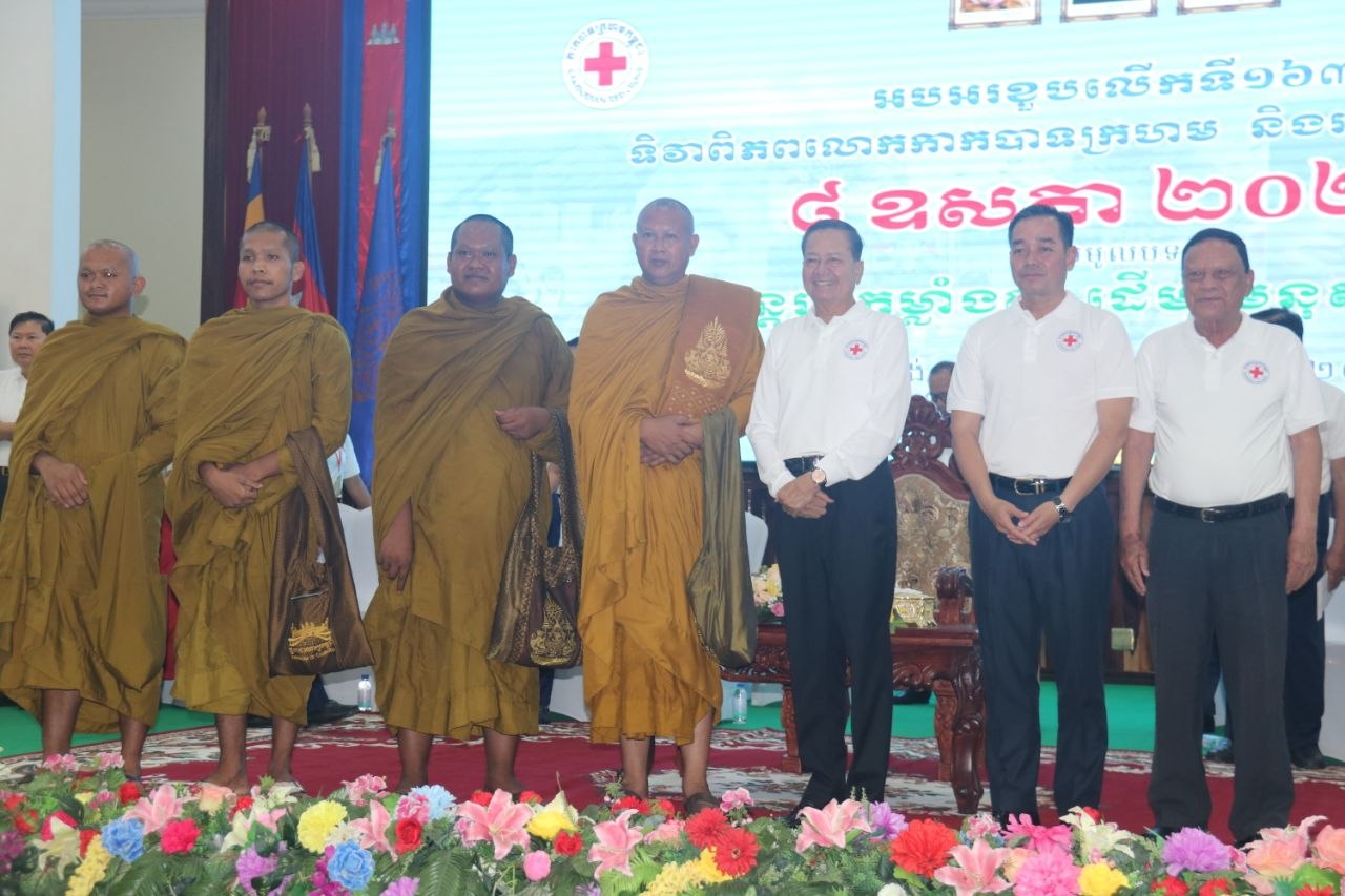 សន្តិបណ្ឌិត នេត សាវឿន អញ្ជើញជាអធិបតី ក្នុងពិធីខួបទី ១៦៣ ទិវាពិភពលោកកាកបាទក្រហម និងអឌ្ឍចន្ទក្រហម ៨ ឧសភា