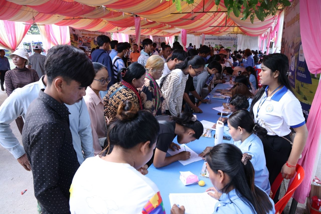 ក្រសួងការងារ អំពាវនាវដល់អតីតពលករកុំឆ្លងដែនដោយខុសច្បាប់ និងស្វែងរកការងារធ្វើក្នុងស្រុកដែលសម្បូរបែប និងអត្ថប្រយោជន៍ច្រើន ទាក់ទង “១២៩៧” ដើម្បីទទួលបានឱកាសការងារ