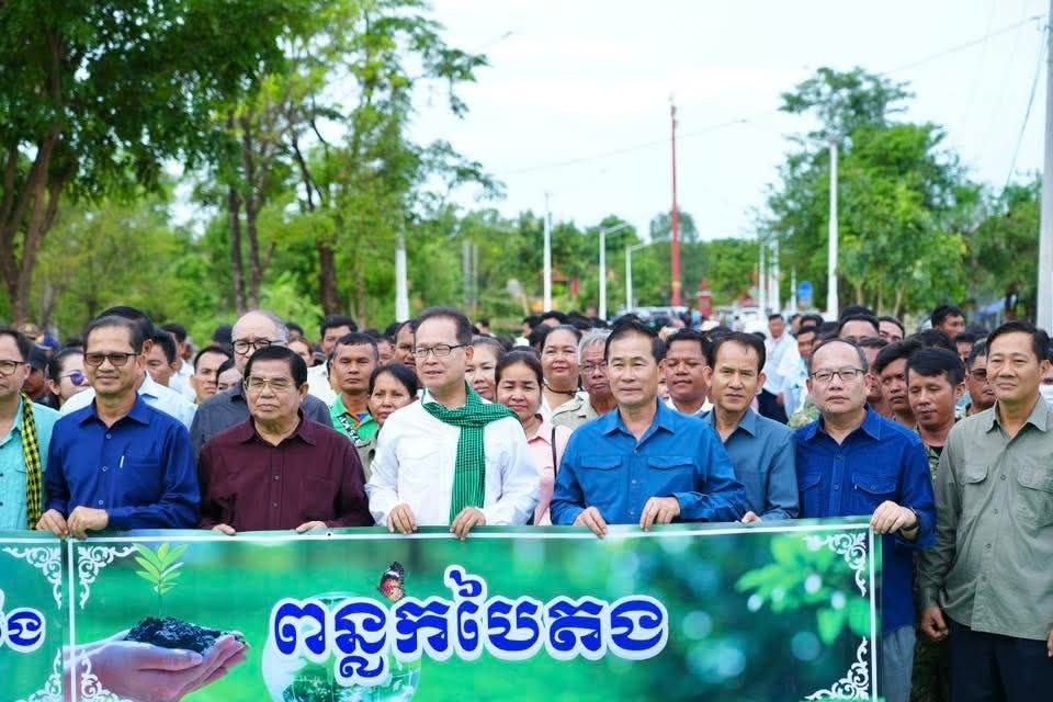 លោកខូយ រីដា អញ្ជើញចូលរួមក្នុងពិធីដាំដើមឈើក្រោមប្រធានបទ រួមគ្នាដាំដើមឈើដើម្បីកម្ពុជាបៃតង ក្រោមអធិបតីភាពលោករដ្ឋមន្ត្រីក្រសួងបរិស្ថាន