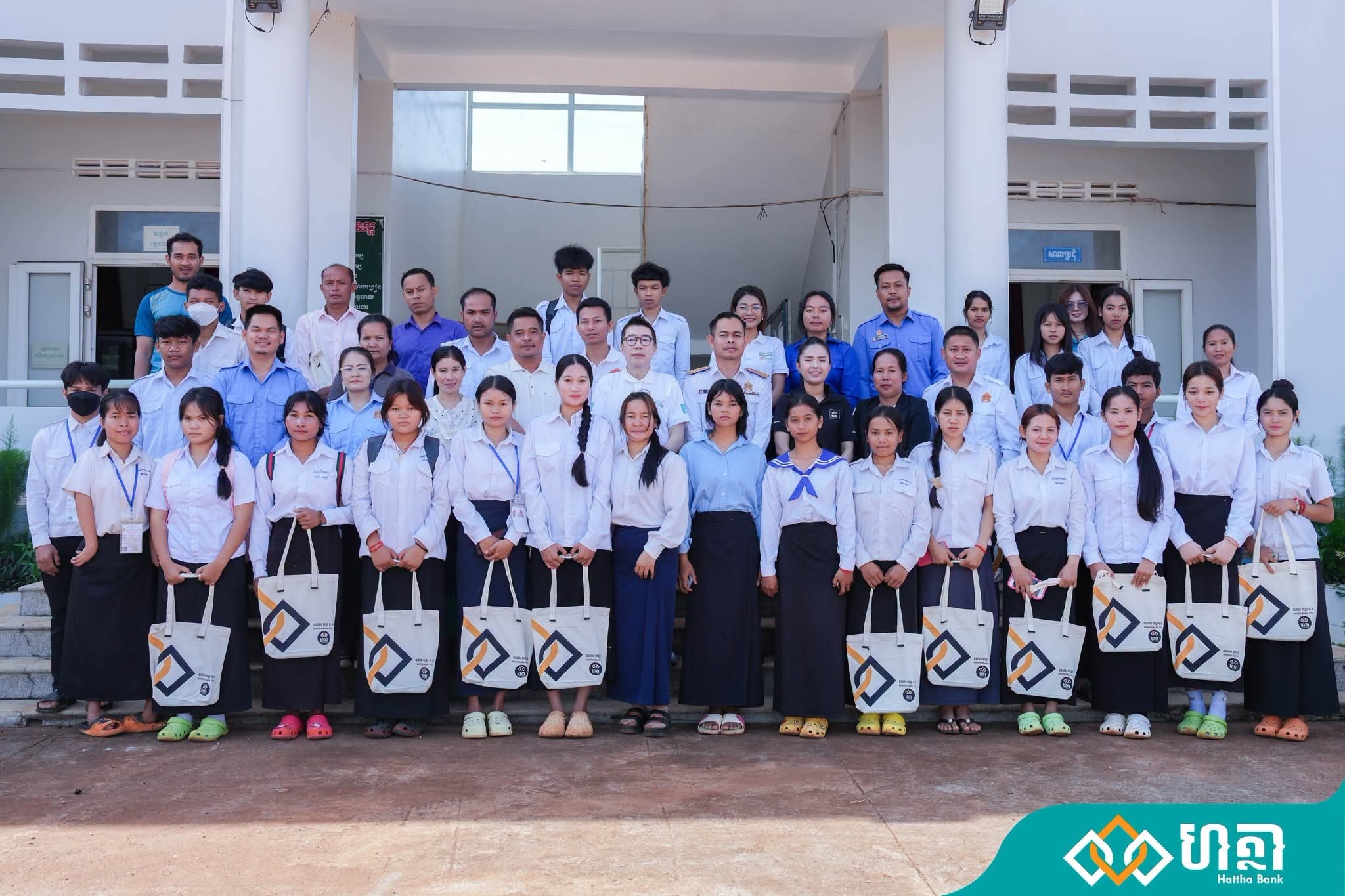 វិទ្យាល័យ៤នៅមណ្ឌលគិរីនិង១នៅក្រចេះ ទទួលការឧបត្ថមកុំព្យូទ័រពីធនាគារហត្ថាកសិករ