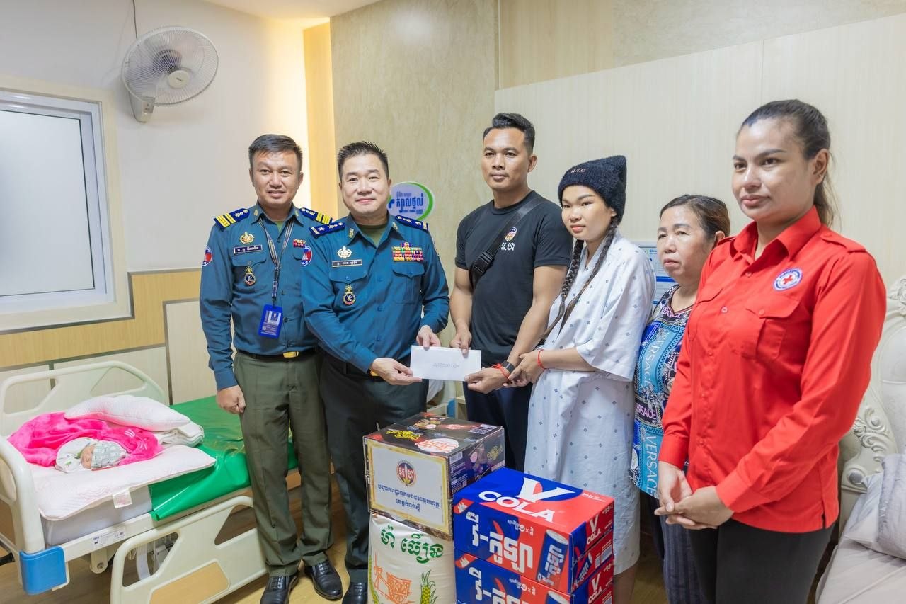 លោក​ឧត្តមសេនីយ៍ត្រី ម៉េ​ង​​ ស្រ៊ុន​​​​​ អញ្ជើញ​ដឹកនាំ​​អាវុធហត្ថ​ខេត្ត​កំពង់ស្ពឺ​ ចុះ​សួរ​សុខទុក្ខ​ ភរិយារបស់ លោកព្រឹន្ទបាលឯក ផុន សុធារិទ្ធ​ កំពុងសម្រាកឆ្លងទន្លេនៅមន្ទីរពេទ្យ