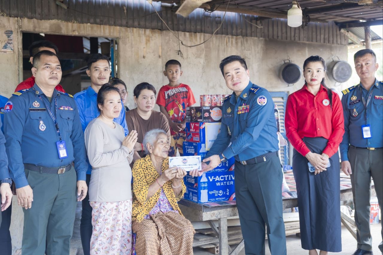 លោកឧត្តមសេនីយ៍ត្រី ម៉េង ស្រ៊ុន ​បន្ត​ដឹកនាំ​អាវុធហត្ថខេត្តកំពង់ស្ពឺ ​ចុះ​សួរសុខទុក្ខប្រជាពលរដ្ឋមានជីវភាពខ្វះខាត ១គ្រួសារ​ ក្នុងក្រុងច្បារមន