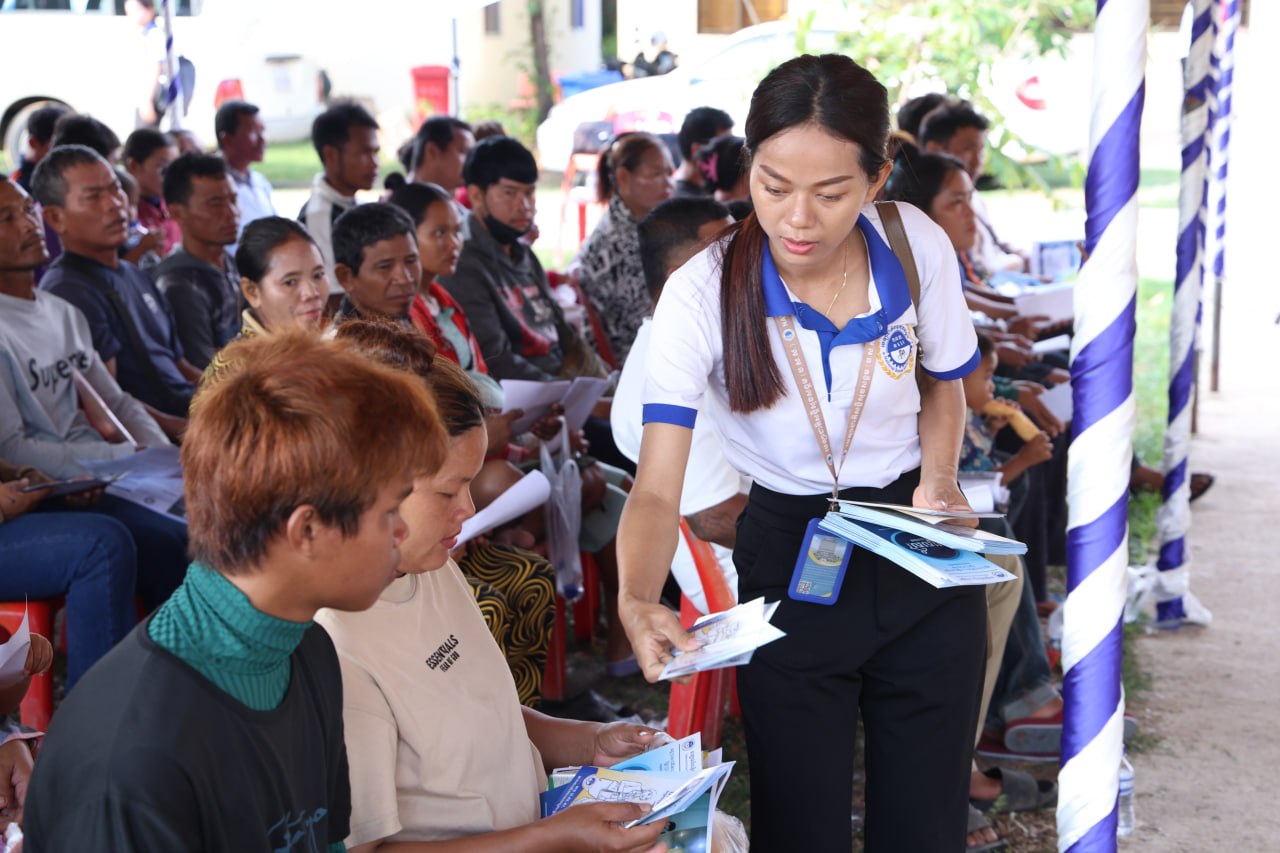 ក្រសួងការងារ អំពាវនាវឱ្យពលករខ្មែរ​ ដែល​ត្រូវថៃ ​ទើប​បញ្ជូនមក ទាក់ទងមក១២៩៧ ដើម្បីទទួ​លបាន​ការ​ងារ និងអត្ថប្រ​យោជ​ន៍ស​ម្បូរ​បែប​ក្នុង​ស្រុក និង​ចៀស​វាង​ចំណា​ក​ស្រុកខុស​ច្បាប់