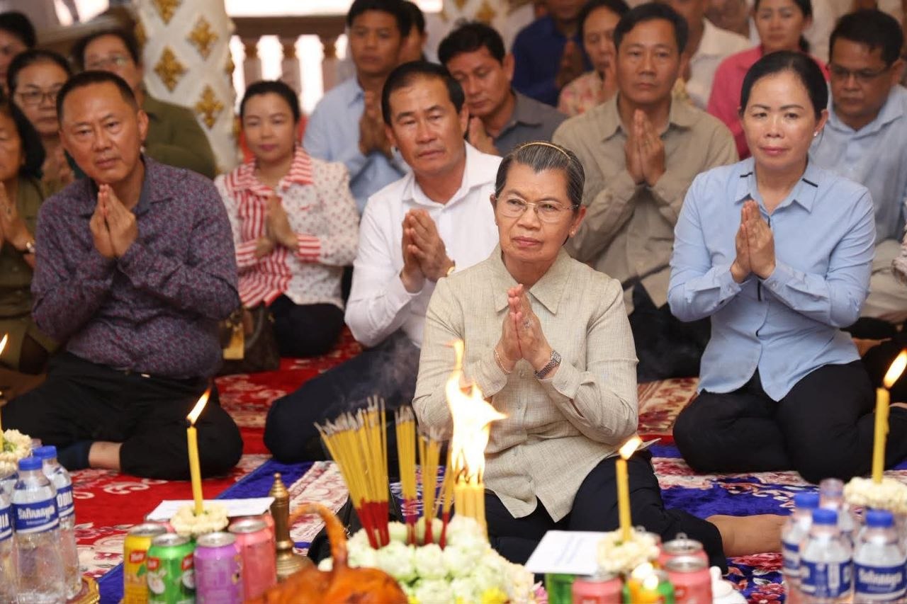 សម្តេច ម៉ែន សំអន អញ្ជើញបួងសួងសុំបារមី «ទេពឧកញ៉ា ឃ្លាំង មឿង និងជំទាវ ខាន់ ខៀវ» ប្រទានពរជ័យជូនជាតិមាតុភូមិ និងជោគជ័យ ក្នុងការដោះស្រាយបញ្ហាព្រំដែនដោយសន្តិវិធី
