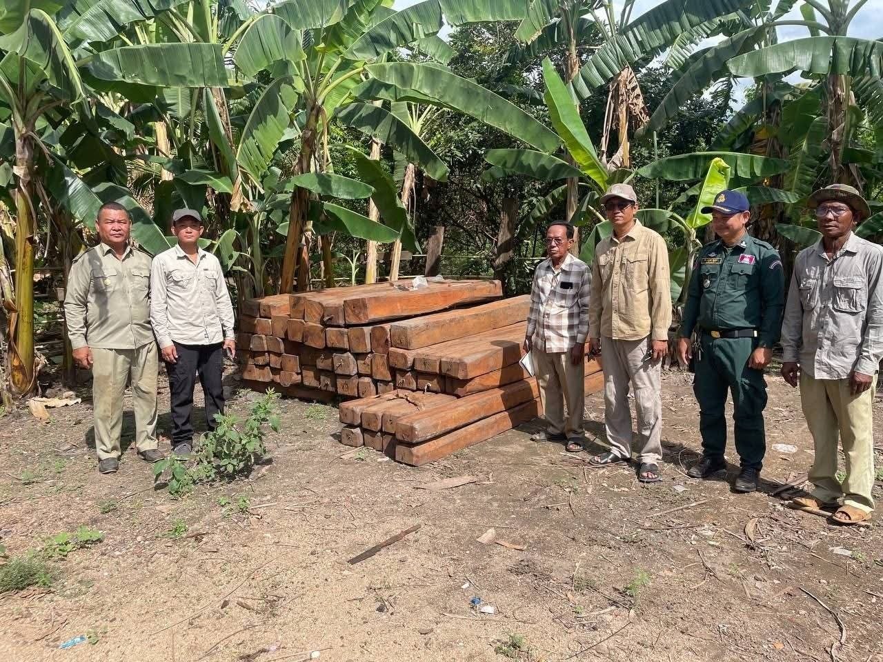 សមត្ថកិច្ចស្រុកក្រគរ សហការបង្ក្រាបទីតាំងស្តុកឈើខុសច្បាប់បានចំនួន ២កន្លែង ដកហូតឈើផ្ចឹកសរុប ១៤ម៉ែត្រគូប