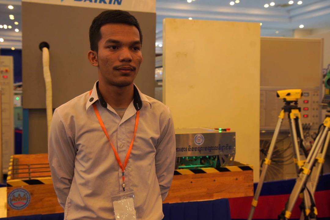 សិស្សវិទ្យាស្ថាន PPI របស់ក្រសួងការងារបង្កើតរ៉ូបូត ចងដែកដោយស្វ័យប្រវត្តិ និងបាននាំយកស្នាដៃមកតាំងបង្ហាញនៅក្នុងកម្មវិធីទិវាអប់រំ TVET Day លើកទី៩