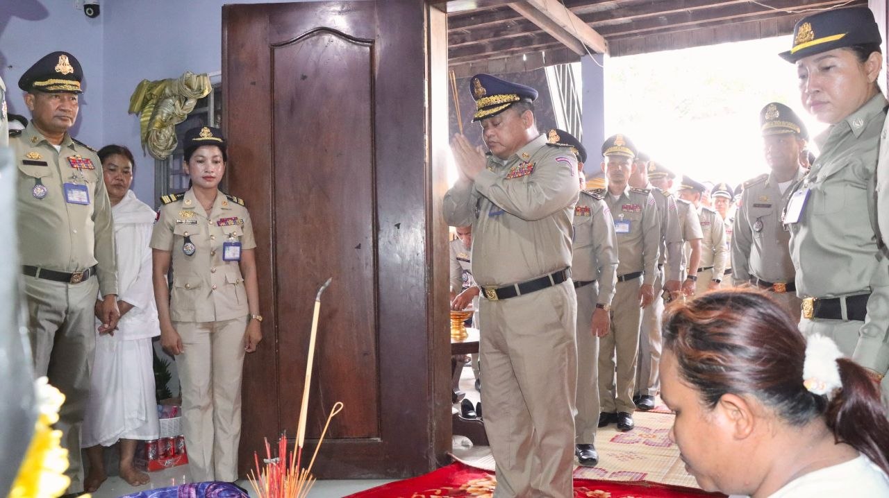 លោកឧត្តមសេនីយ៍ទោ ហេង សុផល ស្នងការខេត្តកំពង់ធំ ចូលរួមរំលែកទុក្ខ ជាមួយគ្រួសារសព មន្ត្រីនគរបាលស្រុកស្ទោង!