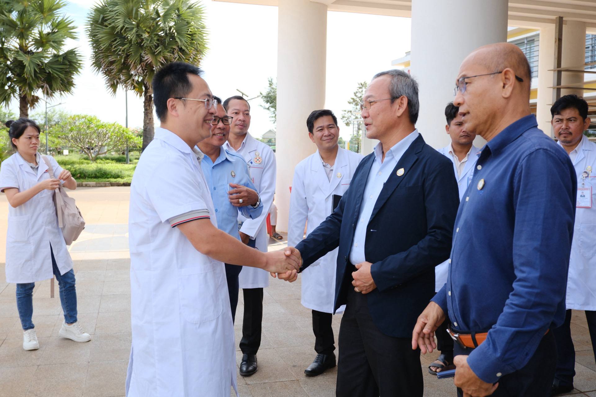 មន្ទីរពេទ្យមិត្តភាពកម្ពុជា-ចិនត្បូងឃ្មុំសហការជាមួយមន្ទីរពេទ្យមិត្តភាពកម្ពុជា-ចិនព្រះកុសុមៈផ្តល់សេវាពិនិត្យនិងព្យាបាលជំងឺតាមបែបបុរាណចិននិងចាក់ម្ជុលវិទ្យាសាស្ត្រដោយឥតគិតថ្លៃជូនប្រជាពលរដ្ឋ