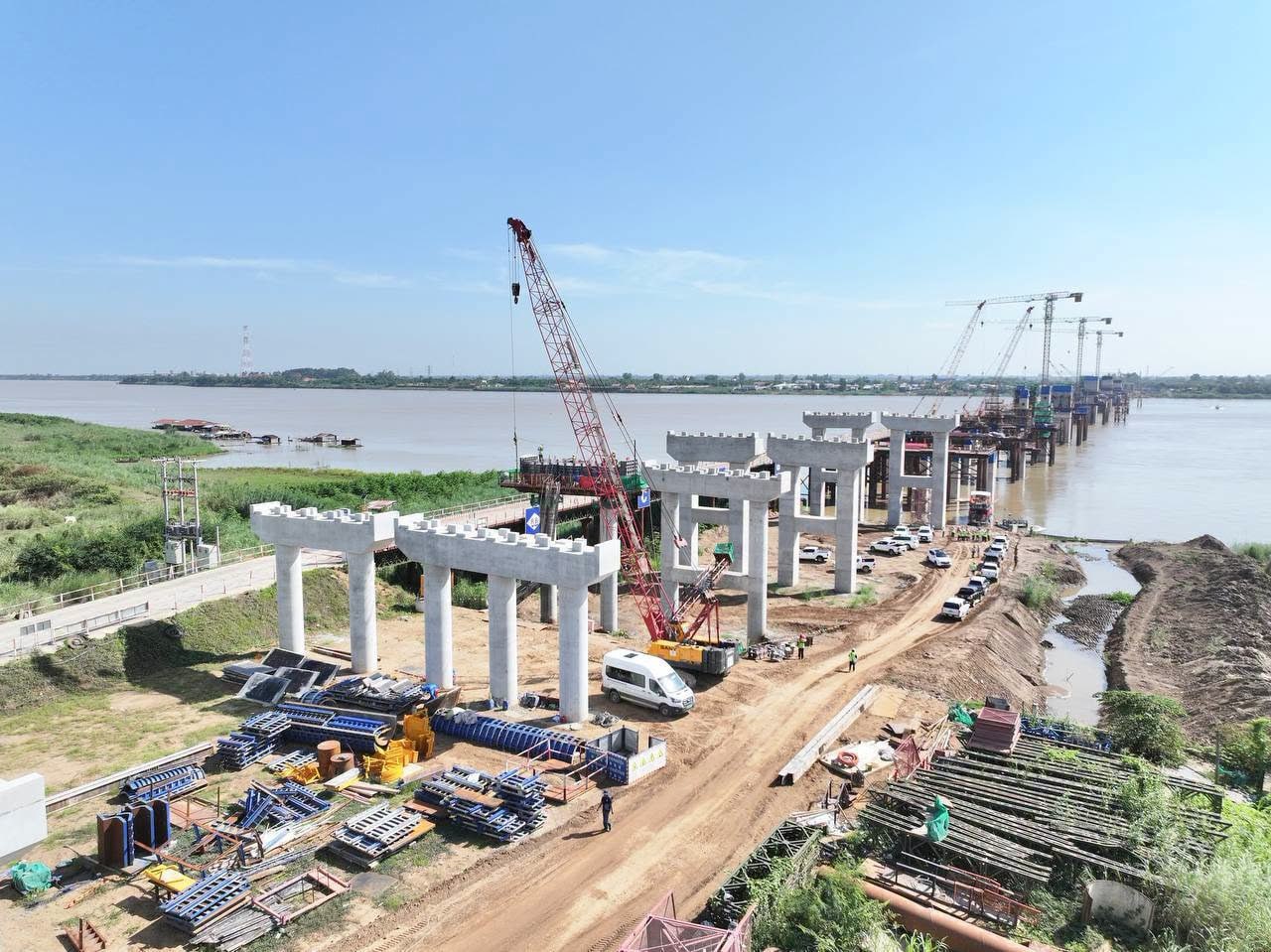 គម្រោងសាងសង់ស្ពាន ឆ្លងកាត់ទន្លេមេគង្គ (ដីឥដ្ឋ-ថ្មគរ) សម្រេចបាន ៦៥,១%ហើយ