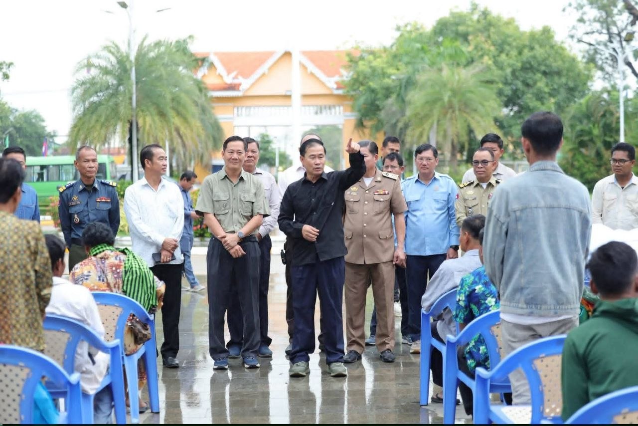 លោក ខូយ រីដា ជួបសំណេះសំណាល ផ្តល់អំណោយ និងជូនដំណើរគ្រួសារប្រជាពលរដ្ឋ ១៦គ្រួសារ ឆ្ពោះទៅទទួលយកផ្ទះ និងដីបង្កបង្កើនផល នៅខេត្តស្ទឹងត្រែង
